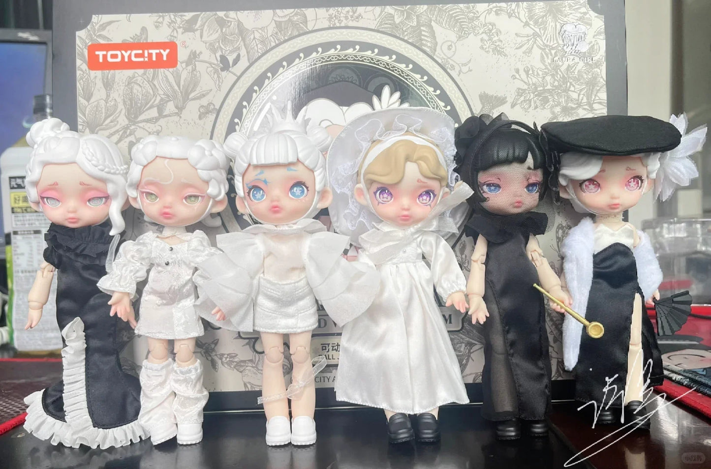 Laura – Black and White Spectrum Series OB11 BJD 1/12 Scale Collectible Figure